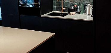 Mooie nuance van de Artisan Moss Green in Rotterdamse keuken